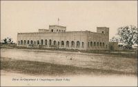 Palais du Gouverneur à Ouagadougou. – « Ô nuits de Ouagadougou ! Je logeais dans un palais, comme tout le monde, l’un de ces palais en boue toute neuve. Je me serais gardé d’envoyer la photographie de mon domicile à mes amis, ils auraient cru que j’avais fait fortune dans le coton ou le beurre de karité. Ce n’était pas une maison de passage, un caravansérail, pollué, mal tenu [...] Je rentrais pour me coucher. Immédiatement, je comprenais ce que pouvait ressentir un poulet de grain que l’on mettait au four. Comme l’éponge boit l’eau, la boue boit la chaleur. Mes murs avaient bu toute la journée. Saturés, ils se dégageaient à l’intérieur de mon domicile. Bah ! disais-je, à Paris aussi il est un harmattan ! Et je me couchais dans le kapok. Mais voilà que tout s’agitait entre la boue du plafond et la boue du plancher ; le grand tournoi de chauve-souris commençait. » Source : Londres, Albert, Terre d’ébène, Paris, Albin Michel, 1929.