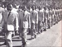 Ouagadougou, défilé, fête de l’indépendance, au début des années 1960 (photo publiée courant 1963). – Depuis quelques années, le Burkina Faso ne fête plus son indépendance ! La date du 5 août 1960, jour où le pays - alors Haute-Volta - s’affranchissait de la tutelle coloniale et accédait à la souveraineté internationale, a été effacée des agendas officiels. Désormais, c’est le 11 décembre (jour où la colonie devint en 1958 une république aux pouvoirs limités, au sein de la Communauté française) qui est promu fête nationale. Mais officiellement, c’est bien l’indépendance que l’on commémore ce jour-là, et selon la presse burkinabè, les moyens engagés par l’Etat pour le 49ème anniversaire (du 11 décembre 1960 donc, jour où il ne s’est rien passé de particulier dans le pays fraîchement indépendant) sont considérables. Mais pourquoi échafauder un tel tour de passe-passe dans le calendrier historique ? Pour plusieurs raisons : D’une part la date du 5 août ne convenait plus. Elle est trop proche de celle du 4 août, anniversaire de la prise du pouvoir par le populaire capitaine Thomas Sankara en 1983, lequel sera liquidé quatre ans plus tard par des hommes à la solde de l’actuel président Compaoré. Il convient donc d’oublier toutes traces calendaires de cet embarrassant passé. D’autre part, la date du 11 décembre tombe très bien : elle permet de disperser opportunément les Burkinabè avant le 13 décembre, à la faveur d’une semaine fériée qui vide les écoles, les administrations, les universités. Cette démobilisation vise à éviter que la population n’envahisse les rues ce jour-là, pour crier sa colère pour l’assassinat en 1998 du journaliste Norbert Zongo. L’homme de presse, qui dénonçait les crimes commis dans l’entourage du pouvoir, avait été exécuté avec ses compagnons de voyage, par des membres de la garde présidentielle. Les faits, établis par des enquêtes indépendantes, n’ont donné lieu à aucune sanction. Voilà comment deux assassinats politiques bouleversent aujourd’hui la vérité des dates historiques burkinabè.