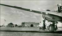 Aérodrome de Bobo-Dioulasso. – Le terrain d’aviation de la deuxième ville de Haute-Volta (redevenue une colonie à part entière en 1947), se développe au lendemain de la seconde guerre mondiale.  La compagnie aérienne Air France déploie en effet, en deux ans seulement après la fin des hostilités, des lignes intérieures à l’Afrique couvrant plus de 30 000 km. Ainsi Bobo-Dioulasso devient l’escale d’une des trois lignes au long cours assurées hebdomadairement, celle qui joint Dakar à Brazzaville via Bamako, Bobo-Dioulasso, Ouagadougou, Gao, Niamey, Zinder, Kano, Fort-Lamy, Fort-Archambault, Bangui, Coquilhatville (devenue Mbandaka en RDC de nos jours).  L’aérodrome de Bobo-Dioulasso est également escale d’une des deux lignes circulaires bi-hebdomadaires de la compagnie nationale, celle qui part de Dakar et dessert Kayes, Bamako, Bobo-Dioulasso, Abidjan, Robertsfield (aéroport de Monrovia au Libéria), Freetown, Conakry et retour. Air France emploie sur ces lignes des DC-3 – comme celui que l’on aperçoit sur la photo -, réservant les prestigieux Laté 631 – des hydravions à six moteurs ! - à la ligne France-Antilles dont Dakar est devenue la principale escale de transit. A cette époque, le terrain d’aviation de Bobo-Dioulasso, situé à 2 km de la ville, dispose d’une piste asphaltée de  1500 X 50 m., d’une bande de terre battue de 1150 X 50 m., d’une radio, d’une gonio et d’un avitaillement en essence. Ouagadougou, la capitale de la colonie n’a alors qu’une piste d’atterrissage de 900 X 50 m. en latérite cylindrée. De nos jours, l’aéroport international de Bobo-Dioulasso (DFOO pour l’OACI), possède la piste la plus longue (3300 m.) de toute l’Afrique de l’Ouest, après celle de Dakar. Sources : Guid’AOF, Dakar, Agence Havas AOF, 1948.