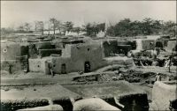 Bobo-Dioulasso, panorama. – « J’arrivais à Bobo-Dioulasso. Ce n’était pas une petite résidence campée dans la brousse. Bobo-Dioulasso est un carrefour de l’Afrique nouant le Soudan, la Haute-Volta et la Côte-d’Ivoire. Vieux réduit nègre, où dans un étonnant quartier les rues ne sont pas devant les maisons, mais à l’intérieur. Elles passent de la cuisine de l’un à la case à coucher de l’autre. Les gens ne seraient chez eux qu’à leur fenêtre, s’il y avait des fenêtres ! Cette conception urbaine est magnifique. Les époux n’ont plus à se poser la triste question : Est-ce que l’on sort ? Est-ce que l’on rentre ? On est à la fois sorti et rentré, dehors et chez soi, et quoique l’on passe toutes ses nuits sur la voie publique, on ne découche jamais ! ».  Sources : Londres, Albert, Terre d’ébène, Paris, Albin Michel, 1929.