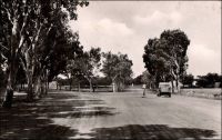 Ouagadougou, entrée de la ville. – « Ouagadougou ! [...] Les hardis bâtisseurs à qui nous la devons ont supposé qu’il y aurait cent mille habitants, un jour, à Ouagadougou. Deux cent mille, peut être ? Le Français voit petit ? En France, certainement ; en Afrique, il se rattrape. Ce n’est pas une ville, c’est un champ de manœuvres. [...] C’est là-dedans que vous devez circuler. Quand je dis que l’on circule à Ouagadougou, je me moque de vous. Trois-cents Européens l’habitent, m’a-t-on dit. Où étaient-ils ? Plus large, plus longue que les Champs-Élysées, une allée coupe en deux la brousse brûlante ». Source : Londres, Albert, Terre d’ébène, Paris, Albin Michel, 1929.