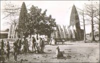 Bobo-Dioulasso, la mosquée. – La construction de cet édifice, tout de banco et hérissé de bois, a débuté en 1894 sous la direction de l’Almany Sakidi Sanou. Ce religieux avait été sollicité, quelques années auparavant, par le roi de Sya pour l’aider à repousser l’offensive de Tiéba Traoré, dit « Tiéba le Grand », souverain du royaume du Kénédougou dont la capitale était Sikasso. Le religieux avait négocié, en cas de victoire sur les assaillants, la construction d’une mosquée. L’avance de Tiéba fut finalement stoppée à Bama, à une trentaine de kilomètres de Sya… Le royaume du Kénédougou, à la tête duquel avait succédé Babemba Traoré, le frère de Tiéba, dès 1893, fut conquis par les troupes françaises en 1898. Le roi, préférant la mort à l’humiliation, se suicida. Sakidi Sanou, avait quant à lui succombé l’année précédente à la violence coloniale, assassiné par les Français, comme de nombreuses personnalités islamiques de la région.