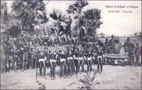 Banfora, Tam-tam. – « A Banfora, voici des ananas, des bananes, des fruits. Je pensais m’y arrêter, car on m’avais beaucoup vanté les exhibitions obscènes des habitants, mais quand je demande qu’on nous organise le « tam-tam coït », l’interprète m’explique qu’il faut convoquer des gens des villages voisins et que cela exigerait du temps – deux ou trois jours. Sans son tam-tam, Banfora perd à mes yeux tout intérêt et nous repartons après la sieste ». Source : Morand, Paul, A.O.F. de Paris à Tombouctou, Paris, Flammarion, 1928.