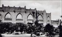 Bobo-Dioulasso, institut de la Trypanosomiase. - La trypanosomiase, ou maladie du sommeil, est due à un petit parasite, le trypanosome, découvert en 1901 par des chercheurs anglais en Gambie, et transmis par la mouche tsé-tsé. La maladie endémique en Afrique centrale est signalée dès le milieu du XIX éme siècle par un compagnon de Savorgnan de Brazza. La conquête coloniale et la circulation des hommes qu’elle entraîne, déclenchent une épidémie fulgurante qui dévaste la région et s’étend, une décennie plus tard, à l’Afrique occidentale. Pour lutter contre ce fléau terriblement meurtrier, le docteur Eugène Jamot (1879-1937) met au point une méthode fondée sur la mobilité des équipes médicales, qui vont à la rencontre des malades dans les villages. Malgré d’indéniables résultats, Jamot, qui dérange la hiérarchie sanitaire coloniale, est évincé 1935. La flambée épidémique qui suis le démantèlement de son organisation de lutte, inquiète les autorités administratives, et le ministre des colonies crée le Service général autonome de la maladie du sommeil en AOF et au Togo. Gaston Muraz, un disciple de Jamot, est nommé à la tête de ce service qu’il installe à Bobo-Dioulasso, située alors en Haute Côte d’Ivoire. En 1945, la structure change de nom et devient Service général d’hygiène mobile et de prophylaxie, avant de devenir en 1956, trois après le départ de son fondateur, le Centre Muraz qui existe et fonctionne encore aujourd’hui.