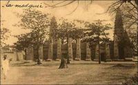 Bobo-Dioulasso, la mosquée. – La construction de cet édifice, tout de banco et hérissé de bois, a débuté en 1894 sous la direction de l’Almany Sakidi Sanou. Ce religieux avait été sollicité, quelques années auparavant, par le roi de Sya pour l’aider à repousser l’offensive de Tiéba Traoré,  dit « Tiéba le Grand », souverain du royaume du Kénédougou dont la capitale était Sikasso. Le religieux avait négocié, en cas de victoire sur les assaillants, la construction d’une mosquée. L’avance de Tiéba fut finalement stoppée à Bama, à une trentaine de kilomètres de Sya… Le royaume du Kénédougou, à la tête duquel avait succédé Babemba Traoré, le frère de Tiéba, dès 1893, fut conquis par les troupes françaises en 1898. Le roi, préférant la mort à l’humiliation, se suicida. Sakidi Sanou, avait quant à lui succombé l’année précédente à la violence coloniale, assassiné par les Français, comme de nombreuses personnalités islamiques de la région.