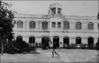 Bobo Dioulasso, hôtel des postes. – « Une vraie sous-préfecture, avec le clan fonctionnaire et le clan commerçant, le clan militaire et le clan bourgeois, qu’occupent les histoires habituelles, exaspérées par le climat » (1). « Bobo est un gros centre cosmopolite : plus de 10 000 indigènes de toutes races s’y sont donné rendez-vous (Malinké, Bambara, Dioula, Mossi, Sia et Bobo). La gare domine la cité où émergent de-ci de-là quelques minarets. En sortant, nous voyons d’immenses entrepôts qui témoignent de l’activité commerciale de cette cité ; puis de larges avenues descendent en patte d’oie vers le centre de la ville, celle de droite nous conduit à la place de l’Etoile, à quelques mètre de laquelle nous apercevons les bâtiments de la mission des Pères Blancs » (2). « A Bobodioulasso, où nous couchons, nous trouvons la vraie capitale économique de la Haute-Volta. La ville est riche et se développe » (3).  Sources : (1) Soubrier, J., Savanes et forêts, éditions J. Susse, Paris, 1944. (2) Paternot, Marcel, Lumière sur la Volta – Chez les Dagari, Lyon, Editions de la plus grande France, 1946. (3) Morand, Paul, A.O.F. de Paris à Tombouctou, Paris, Flammarion, 1928.