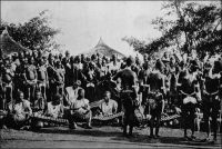 Tam-tam dans la région de Banfora. Photo agence économique de l’AOF – « A Banfora, voici des ananas, des bananes, des fruits. Je pensais m’y arrêter, car on m’avais beaucoup vanté les exhibitions obscènes des habitants, mais quand je demande qu’on nous organise le « tam-tam coït », l’interprète m’explique qu’il faut convoquer des gens des villages voisins et que cela exigerait du temps – deux ou trois jours. Sans son tam-tam, Banfora perd à mes yeux tout intérêt et nous repartons après la sieste ». Source : Morand, Paul, A.O.F. de Paris à Tombouctou, Paris, Flammarion, 1928.