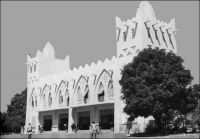 Bobo-Dioulasso, la gare - Photo publiée en 1953. « Encore 60 kilomètres et nous entrons en gare, magnifique bâtiment qui, de 1933 à 1942, fut le terminus de la voie ferrée. Il fait vraiment honneur aux officiers et sous-officiers du génie français, qui en plein centre africain ont pu réaliser un tel travail ! Bobo est un gros centre cosmopolite : plus de 10 000 indigènes de toutes races s’y sont donné rendez-vous (Malinké, Bambara, Dioula, Mossi, Sia et Bobo). La gare domine la cité où émergent de-ci de-là quelques minarets. En sortant, nous voyons d’immenses entrepôts qui témoignent de l’activité commerciale de cette cité ; puis de larges avenues descendent en patte d’oie vers le centre de la ville, celle de droite nous conduit à la place de l’Etoile, à quelques mètre de laquelle nous apercevons les bâtiments de la mission des Pères Blancs ». Sources :  Paternot, Marcel, Lumière sur la Volta – Chez les Dagari, Lyon, Editions de la plus grande France, 1946.