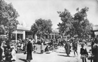 Bobo-Dioulasso, le marché, début des années 1950. – La ville de Bobo-Dioulasso, chef-lieu du cercle du même nom, compte 32 418 habitants ( 1118 Européens dont 70 étrangers et 613 militaires, et 31 300 Africains dont 3060 militaires) en 1948. À la même époque, Ouagadougou, qui est chef-lieu de colonie, de cercle et de subdivision, ne compte que 20 215 habitants (215 Européens dont 42 étrangers et 20 000 Africains).