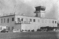 Ouagadougou, la tour de contrôle de l'aéroport – Photo publié en 1963 – Le terrain d’aviation de Ouagadougou s’inscrit, en 1948, dans un quadrilatère de 1000 m X 1000 m à 1,5 km au sud-est de la ville. Il possède alors une piste de 900 m X 50 m en latérite cylindrée. A cette époque, le terrain de Bobo Dioulasso dispose d’une piste de 1500 m X 50 m asphaltée et d’une bande de 1150 m X 50 m en terre battue.
