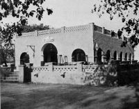 Ouagadougou, le Volta Club - Club des fonctionnaires français durant la période coloniale, il était le pendant civil du mess des officiers près de l’Etat major. Démoli depuis, il se trouvait en face de la Mairie actuelle de Ouagadougou. Il y a aujourd’hui à sa place un petit jardin.