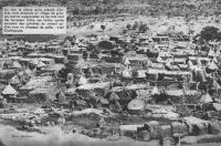 Ouahigouya, vers 1938  - Cette photo est extraite de l’ouvrage Dans la boucle du Niger, de Mgr Thevenoud, ancien vicaire apostolique de Ouagadougou. De nombreux indices laissent à penser que la localisation est inexacte. Des édifices connus et anciens de Ouahigouya n’y sont pas représentés. L’école, qui a fêté son centenaire en présence de président Lamizana, décédé en 2005, et de Gérard Cango, un homme politique burkinabè, n’y figure pas ; pas plus que la mission, le palais du Naaba, la maison du capitaine Dorange…  De plus, la technique de construction n'est pas celle de cette région.  Enfin d'autres cités ont porté ce même nom comme Boussouma, près deKaya, mais là aussi, la technique de construction ne correspond pas à celle de ce cliché. Il s’agit vraisemblablement d’une localité de l’actuel Mali.