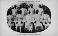Mgr Thevenoud et ses Grands Sémnaristes. – Mgr Thevenoud, Joanny Thévenoud dans le civil, était vicaire apostolique de Ouagadougou, mais également évêque titulaire de Sétif (Algérie). Né en 1878 à Serrières-en-Chautagne et mort en 1949 à Ouagadougou, il a œuvré pour  la fondation d’une école de catéchistes, un petit séminaire en Haute Volta, a participé activement à la création du grand séminaire de Koumi. Il est a l’origine de la construction de la cathédrale de Ouagadougou. Il a consigné ses impressions sur le pays dans un ouvrage paru en 1938, « Dans la boucle du Niger ».