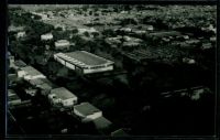 Ouagadougou, le marché, vers 1950 – Il s’agit du marché Rood Woko, agrandi et modernisé en 1983, puis partiellement détruit dans un incendie le 27 mai 2003.