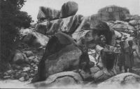 Bobo, village de Koro sur les rochers vers 1920 – Le village de Koro est un haut lieu touristique de la région dès l’époque coloniale.