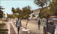 Fort-Lamy, l'avenue Edouard-Renard. Photo d'amateur. - Edouard Renard, qui donne son nom à cette avenue de Fort-Lamy mais aussi à une place parisienne du 12ème arrondissement, fut gouverneur-général de l’AEF entre juillet 1934 et mars 1935. Dès son arrivée à Brazzaville, il manifeste un vif intérêt, tout à fait inédit pour un fonctionnaire à ce poste, pour la vie sociale des Africains. Il contribue notamment à l’amélioration du système éducatif, en initiant la création d’une école supérieure indigène pour la formation des cadres locaux. La région connaissait, il est vrai, un grand dénuement en la matière, et il n’y avait eu que 65 candidats au certificat d’études primaires en 1933 pour toute l’AEF ! Edouard Renard périt dans ses fonctions, tué avec sa femme dans l’accident d’un avion qui s’écrasa le 15 mars 1935 dans les marécages de la rive gauche du fleuve Congo à côté de la ville de Bolobo. C’est son successeur, le gouverneur-général Félix Eboué, qui concrétisa formellement son projet et lança l’école, pendant dans la région de celle fondée pour l’AOF à Dakar par William Ponty.