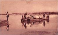 Une pirogue sur le Logone, entre Moundou et Laï. - Le Logone est, avec le Komodougou Yobé et le Chari qu’il rejoint au niveau de la capitale tchadienne, l’un des principaux cours d’eau alimentant le Lac Tchad. Il prend sa source dans les reliefs de l’Adamaoua et permet quelques mois par an la circulation fluviale. A l’époque où il n’existait pas d’autres moyens de communication, il était emprunté par les pirogues et les baleinières emportant les voyageurs vers le Nord-Cameroun. André Gide le remonta ainsi en 1925 lors d’un long périple pour rallier Douala et l’océan depuis Fort-Lamy. Il devait quitter le cours de cette rivière vers Pouss, donc en aval des localités de Moundou et Laï, pour gagner Maroua puis N’Gaoundéré à pied, à cheval et en tipoye. Ce voyage lui inspira l’un de ces plus célèbres récits africains :   « Lente remontée du Logone ; assez exactement de la largeur de la Seine, me semble-t-il. Les eaux sont basses et les indigènes préfèrent à la rame la propulsion des perches sur lesquelles ils pèsent, quatre à l’avant, quatre à l’arrière, se penchant puis se relevant en cadence : ceci nous prive de leurs chants, réservés au rythme plus régulier des pagaies, mais cette avancée presque silencieuse effarouche moins le gibier et nous permet d’approcher de plus près les oiseaux qui peuplent les rives. ». Sources : Gide, A., Le retour du Tchad, Paris, éditions Gallimard, 1928. A signaler, cet ouvrage (son édition de 1948) est diffusé librement en ligne par le groupe « ebooks libres et gratuits » : www.ebooksgratuits.com