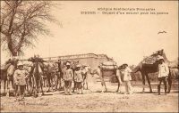 Zinder, départ d’un convoi pour les postes. – Le ravitaillement des postes administratifs et militaires, éparpillés sur le vaste territoire de l’actuel Niger, était une affaire complexe au tout début du Xxème siècle. Les distances à franchir, avec des convois de chameaux, de bœufs-porteurs et d’ânes, étaient interminables et éreintantes, pour les hommes comme pour les bêtes. « Les longues étapes ruinaient les animaux. De plus ces grands voyages présentaient le grave inconvénient d’obliger les convois à emporter pour leurs bêtes de lourdes charges de mil, d’où abus de toutes sortes : villages évacués, habitants retirés dans la montagne, la lance à la main », raconte le Gal Gouraud, un pionnier du Niger dans ses mémoires (1). Une solution consista à créer des postes intermédiaires quand les distances étaient trop grandes, comme celui de Laham, implanté à mi-parcourt, pour couper en deux les deux cents kilomètres qui séparent Tahoua de Filingué. De plus, des secteurs de dimensions raisonnables furent institués, des bêtes et du personnel spécialement affecté à chacun. « Les convois ne marchent plus que sept jours chargés, après quoi ils reviennent à vide. Les escortes et les convoyeurs emportent leur mil mais trouvent la viande sur pied dans les postes. Ils ne doivent rien demander dans les villages », précise le général. Enfin un officier responsable de l’organisation des convois est installé, à partir d’août 1901, en la personne du capitaine Salaman. Sources :  (1) Gouraud, Général, Zinder, Tchad - Souvenirs d'un Africain, Paris, Plon, 1944.