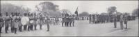 Le Général de Gaulle passe en revue les troupes de la garnison de Fort-Lamy. – Le chef de la France libre vint visiter le Tchad dès le début octobre 1940. Cette colonie avait en effet été la première à rallier son camp, à l’instigation de son gouverneur Félix Eboué. Refusant l’idée de l’armistice, il avait informé le gouverneur général de l’AEF de son intention de maintenir le Tchad dans la guerre, le 29 juin 1940, et pris contact avec le Général de Gaulle début juillet. Celui-ci dépêcha, dès le 24 août, des émissaires à Fort-Lamy, via Lagos au Nigeria britannique. René Pleven et le commandant Colonna d'Ornano y furent  chaleureusement accueillis par la population, par Félix Eboué et par le commandant militaire du Tchad, le colonel Marchand –pourtant initialement réticent. Le ralliement du Tchad, officiellement signé le 26 août, ouvrit la voie à ceux de tous les territoires d’AEF (Congo, Oubangui-Chari et Cameroun), qui devaient suivre très rapidement. Quelques jours après cette visite à Fort-Lamy, le Général de Gaulle nomma Felix Eboué, gouverneur général de l’AEF et membre du Conseil de Défense de l'Empire. De son côté, Vichy avait destitué Félix Eboué, et l’avait condamné à mort par contumace. Sources : (Photo) Lapie, Pierre Olivier, Mes tournées au Tchad, Londres, John Murray, 1941.