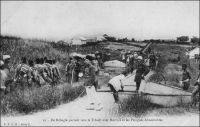 De Béhagle partant vers le Tchadt avec Mercuri et les pirogues démontables. – Cette expédition, entamée en 1897, connut une fin tragique : l’infortuné Jean-Ferdinand de Béhagle fut pendu en place publique à Bikoa, dans le sud du Tchad, sur ordre du sultan Rabah à la mi-septembre 1899. Né en 1857, Béhagle avait commencé très jeune une carrière dans la marine marchande, qui fit de lui un capitaine au long cours. Changeant de voie, il devint à partir de 1885 administrateur de communes mixtes en Algérie, où il se familiarisa avec les courants politiques et religieux de l’islam. En 1892, il prit part à la mission Maistre, partie explorer la circulation entre les bassins du Congo et du Tchad. Le goût de l’aventure et l’accueil enthousiaste qui l’attendait à son retour en France un an plus tard, l’incitèrent à monter sa propre expédition. Le projet était ambitieux : il voulait joindre la Méditerranée à partir du Congo. Pour cela, il avait des idées novatrices tant au plan politique, économique que technique. Ainsi, il pensait que Rabah, en lutte contre l’Angleterre, chercherait à s’entendre avec la France et ses représentants. Pragmatique, il voulait associer des commerçants musulmans à l’entreprise, pour faciliter et pérenniser les rapports avec les populations islamisées. Enfin, i avait inventé un bateau métallique démontable en tronçons de 150 à 200 kilos, lesquels retournés sur un châssis à roues pouvaient être traînés par deux hommes. Mais le montage financier de la mission s’avéra plus fastidieux, et seule la Société africaine de France lui octroya de maigres crédits. Il débarqua à Loango le 25 juin 1897, accompagné de Toussaint Mercuri, un français d'Afrique du Nord, et de quatre musulmans. La photo le montre vraisemblablement à  cette étape de son funeste voyage : il semble que les pirogues évoquées dans la légende soient en fait son fameux bateau démontable. Mais l’ingénieux  système, qui avait satisfait à des essais sur la Seine avant le départ de Métropole, s’avéra intransportable sur la route des caravanes entre Loango et Brazzaville, et fut abandonné. L’expédition se contenta d’embarcations plus conventionnelles, et emprunta même le « Léon-Blot », le fameux bateau démontable de l’explorateur Gentil rencontré en route. Jean-Ferdinand de Béhagle, dont le corps fut récupéré au fond d’un puit en 1900 après la défaite de Rabah, repose depuis à Fort-Lamy – devenue N’Djaména.