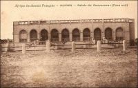 Zinder, Palais du gouverneur (face sud). – Il s’agit apparemment du même bâtiment qui servit, lorsque la région était un territoire militaire – jusqu’en 1922 où elle devint « Colonie du Niger » -, d’habitation au commandant dudit territoire.  Le Général Gouraud, figure de la conquête coloniale,  qui occupa ce poste en 1902 alors qu’il n’était que commandant, décrit les lieux en en ces termes : « Ma maison, que le colonel comparait élégamment à la casbah d’un boy maugrébin du XVè siècle, est un dédale de salles, de cours, de corridors, de réduits, où depuis trois jours je n’arrive pas à me retrouver. Il y a deux pièces meublées richement, tentures de velours, de soie, d’or, etc… ». - La garnison de Zinder compte alors 380 hommes : « une forte compagnie de tirailleurs, un peloton d’auxiliaires et des spahis qui viennent d’arriver. Elle dispose de 2 pièces de canon ». Source : Gouraud, Gal, Zinder Tchad, Paris, Plon, 1944.
