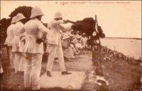	Fort-Lamy, 14 juillet, le tir aux bouteilles. – « 14 juillet [...] Après avoir longé le Chari, nous atterrissons à Fort-Lamy sur une magnifique piste de briques. [...] malgré la chaleur, je pars à pied vers le poste européen que je trouve en pleine fête populaire. Le programme est celui de toutes les réunions de village en France : courses à l’œuf, en sac, au tonneau, jeux de ciseaux et de la cruche renversée, tournois d’adresse et autres exercices variés. La course de chameaux qui termine les réjouissances prétend être une concession, la seule, aux usages de la région ». Source : Lebeuf, Jean-Paul, Quand l’or était vivant, Paris, éditions J. Susse, 1945.