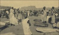 Le marché de Taoua. – « Le colonel m’avait prévenu que le Gouvernement général trouvait Zinder trop excentrique comme chef-lieu du Territoire, souhaitait placer celui-ci sur le fleuve. Tel n’est pas mon avis, au moins pendant la période de reconnaissance, d’organisation et tant que le Territoire n’aura pas pris sont équilibre. Tohoua est le point central. Il faut s’y contenter, il est vrai, d’une petite installation, étant donnée la pauvreté du pays ». Source : Gouraud, Général, Zinder, Tchad - Souvenirs d'un Africain, Paris, Plon, 1944.