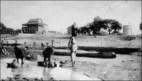 Fort-Lamy, les châteaux d’eau et la résidence du gouverneur. - « Fort-Lamy se développe. A la suite de deux incendies (31 décembre 1905 et 4 janvier 1906) j’ai tenu des palabres, offert des secours en argent, et décidé ainsi pas mal de gens à remplacer leurs cases de paille par des constructions en terre : ces tatas s’élèvent à vue d’œil et vont modifier l’aspect de campement d’une partie de la ville. En même temps de nouveaux groupes de huttes s’établissaient autour : faubourgs. On est en train de refaire le plan de recensement qui donnera, je l’espère, des résultats intéressants. La cause première de cette prospérité relative, c’est l’argent, ce sont les soldes que j’ai pu payer jusqu’ici avec une certaine régularité. Les démarches au ministère, les rapports n’ont pas été perdus. » Source : Gouraud, Général, Zinder, Tchad - Souvenirs d'un Africain, Paris, Plon, 1944.