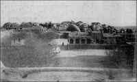 Zinder. – Description de Zinder en avril 1902, quand y entre le commandant Gouraud : «La ville est entourée d'un fort rempart à dents de scie en bon état, rappelant celui de Sikasso […] les rues de la ville sont étroites, comme dans toutes les villes soudanaises. Peu de maisons en terre, beaucoup de cases en paille, d'immenses trous, là où on a pris la terre, des amas de blocs de grès arrondi et lavé par les pluies, une des caractéristiques du pays. La ville est sale, les vautours et les chiens étant seuls chargés de la voirie. Beaucoup de beaux arbres dans la ville et aux environs. […] Zinder est le grand centre de transit de cette partie de l’Afrique centrale. […] Au Nord, à 1500 mètres [de Zinder], se trouve la ville Targuie de Zengou. […] On y rencontre des Tripolitains, quelques Touareg. Elle compte 4 à 5000 habitants. […] Le marché de Zengou est animé. On y trouve en particulier de beaux cuirs, les bottes en filali de toute l’Afrique centrale et que nous portons nous-mêmes, des brides brodées ; les bijoux ne valent pas les délicats filigranes des bijoux soudanais et sénégalais ; il y a de jolies calebasses ouvragées de toutes dimensions, la calebasse pouvant servir d’écuelle aussi bien que de malle aux femmes du pays, qui y empilent leurs étoffes et leurs ustensiles et la portent sur la tête. On y voit des musiciens, des danseuses, aux cadences lentes et balancées, un homme-orchestre. Il y a encore sur le marché de Zengou du sel de Bilma, comme à Tombouctou du sel de Taodénit ». Source : Gouraud, Général, Zinder, Tchad - Souvenirs d'un Africain, Paris, Plon, 1944.