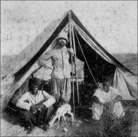 Le commandant Gouraud au Zinder. – « Sous la tente, enfin ! Au bivouac de Choggar, 26 février 1908. Chère Maman bien aimée, Me voici enfin dans la vie que j’aime, pour laquelle seule je me suis depuis de longues années éloigné de vous. J’ai vu bien des bivouacs pareils, mais c’est la première fois depuis mon départ de Sain-Louis que je dresse ma tente - depuis un jour, près de Boutso, en remontant le Chari » (Extrait d’une lettre du Commandant Gouraud à sa mère). - Henry Gouraud (1875-1946), un saint-cyrien qui finit général, fit la majeure partie de sa carrière dans les colonies, et passa notamment vingt ans en Afrique (au Soudan français, au Tchad, en Mauritanie, au Maroc). En 1898, alors capitaine, il connut la gloire militaire en parvenant à capturer Samory Touré, un chef mandingue qui résistait vigoureusement à la conquête coloniale française depuis plus dix ans. Il a également contribué à fonder la ville Niamey, en 1901. Gouraud entretint une correspondance régulière avec sa mère, laquelle l’avait soutenu dans sa volonté de faire une carrière coloniale, quand son père s’y opposait.