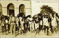 Zinder, prisonniers portant des peaux de bouc. – « Dans notre Afrique, un condamné à mort voit son dossier transféré à Dakar, puis envoyé à Paris, soumis au Président de la République, etc. Souvent, le coupable ne reçoit confirmation de sa peine qu’au bout d’un an ou deux. Entre temps, il a été, comme tous les prisonniers, employé à des corvées diverses dans le village, où il s’est acquis la sympathie générale. Les Noirs, qui ont la mémoire très courte, ont oublié son forfait et, quand on l’exécute, les Français sont considérés comme des monstres. 