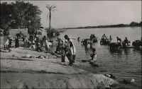 Niamey, scène de vie au bord du Fleuve. – Le Général Gouraud raconte ainsi le fondation de la ville, au sens militaire et administratif du terme, en septembre 1901 : « La situation du poste de Sorbo, non loin des berges du fleuve, ne présentait aucun avantage : l’artère commerciale dont on nous avait parlé n’existait pas. A peu de distance, Niamey, petit village à proximité d’un gros marché, de site salubre me parait favorable, d’autant mieux que là se trouve la tête de notre ligne d’étapes fluviales (Niamey est aujourd’hui le chef-lieu de la colonie). Ce sera la résidence du commandant de cercle, de son adjoint, du chef des services administratifs, qui aura sous sa surveillance immédiate le magasin de réserve de ravitaillement qu’y déposera la flottille du Bas-Niger. […] Le commandant de cercle aura sous son autorité les populations situées entre le Niger et le Dallol Bosso ». Source : Gouraud, Gal, Zinder Tchad, Paris, Plon, 1944.