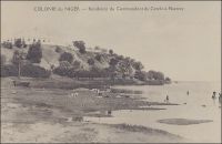 Colonie du Niger, résidence du commandant du cercle à Niamey. – Le cercle de Niamey compte, en 1948, une population composée de 318 Européens, 14 étrangers et 249 029 Africains, dont 85 246 Zermas et Sonrhais, et 78 121 Peulhs, pour une densité de 5,4 habitants au km2. Niamey, le chef-lieu de cercle, est également le chef-lieu de la colonie du Niger et abrite ses services centraux. On y trouve notamment un hôpital qui dispose de deux pavillons européens de 40 lits, un pavillon d’isolement de 3 lits et un pavillon indigène de 124 lits, un bloc chirurgical avec radio, un service de dentisterie et une maternité  et emploie des médecins européens et africains, et 14 infirmiers dont 1 européen. Niamey n’a qu’un seul hôtel, celui de 10 chambres de la Compagnie générale transsaharienne. Les communications se font par la route, avec les services hebdomadaires de la CCIC vers la Côte d’Ivoire via Fada, de la Cie Gle Transsaharienne vers le Soudan et l’Afrique du Nord, et de la SATT vers Zinder et vers le Dahomey. Des communications fluviales ont lieu du 15 septembre au 15 mars vers Malanville au Dahomey, par un vapeur du réseau Bénin-Niger qui dispose de 16 couchettes et d’un buffet.