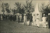 Cérémonie officielle au camp de tirailleurs de Thiaroye en 1927.- Ce camp, situé à côté de Dakar, est le théatre d’une funeste tragédie le 1er décembre 1944. Des dizaines de tirailleurs sénégalais sont abattus par d’autres soldats français, sur ordre de la hiérarchie militaire. Soixante dix ans après, l’évènement est loin d’être apaisé. Il suscite toujours de vifs échanges entre historiens, avec interpellation de l’exécutif, de la presse et de l’opinion. S’opposent d’un côté les tenants d’une légitimité de l’action répressive des autorités militaires de Dakar - agissant selon les formes pour mater une mutinerie - et de l’autre ceux d’une opération orchestrée pour couvrir des erreurs, voire des malversations, administratives. Les victimes font partie d’un contingent de combattants africains, emprisonnés par les Allemands dans des camps de travail sur le sol français et libérés par l’avancée des Alliés. Ils devaient transiter par Dakar, en route pour regagner leurs foyers respectifs dans toute l’Afrique occidentale française. Mais l’intégralité de leur solde ne leur a pas été payée, des revenus correspondant à leur traitement pendant les mois et les années de captivité. Craignant d’être spoliés une fois dispersés dans leurs villages d’origines, les tirailleurs rapatriés entendent percevoir l’intégralité de leur dû avant d’embarquer à Morlaix. Une partie d’entre eux refuse d’ailleurs de monter à bord du navire les ramenant d’Europe, d’autres de réembarquer après une escale à Casablanca. Au départ de métropole, les autorités promettent de les démobiliser et de régulariser leur situation dès l’arrivée Dakar. Mais une fois au Sénégal, ils sont cantonnés à Thiaroye et rien ne s’arrange. On veut même les faire partir en train vers Bamako où, promet-on à nouveau, tout sera réglé. Excédés, les tirailleurs interpellent leurs chefs, retiennent un moment le commandant par intérim de la place et obtiennent de engagements. Mais quelles que heures plus tard, les autorités font donner la troupe, avec un char et des automitrailleuses, balayant les tirailleurs désarmés.
