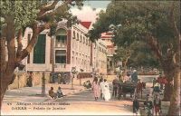 Dakar, Palais de Justice. – Construit en 1906 sur la place de l’Indépendance (appelée à cette époque Place Protet), l’édifice conserve ses fonctions judiciaires jusqu’en 1959. Il devient alors le siège de l’assemblée nationale, puis, plus tard, le ministère des Affaires étrangères et des Sénégalais de l’extérieur. Les audiences sont transférées dans un nouveau palais de justice, d’architecture moderne, construit sur l’emplacement de l’hippodrome, entre la Pointe Bernard, le Cap Manuel et l’institut Pasteur. Ce nouveau tribunal, dont le béton est rongé par les embruns, est évacué en 1998. Depuis, il a été remplacé par un édifice bâti sur le site de l’ancienne prison de Dakar.