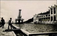 Dakar, la piscine du Lido - A la fois piscine olympique (remplie à l'eau de mer), club de sport, restaurant, bar et dancing, le Lido est un haut lieu de la vie française à Dakar avant l'indépendance. Il le reste même après, jusqu'au tout début des années 1980, époque où il est détruit et cède la place à un hôtel (le Savana). Du Lido, l’établissement hôtelier ne conserve que le tracé de l’immense piscine. Le bassin actuel a même été partiellement comblé car l’original était très profond pour permettre les sauts depuis son imposant plongeoir. Il existait d’autres Lido sur le continent, et notamment un à Bamako.