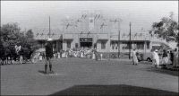 Dakar, le marché indigène. Photo d’amateur de 1941. – Construit entre 1933 et 1935, le marché Sandaga tiendrait son nom d’un arbre, « dang ga », marquant à l’époque son centre. Ce marché répond à une logique d’organisation ségréguée de la ville coloniale, progressivement instaurée dans la capitale sénégalaise depuis sa création dans la seconde moitié du XIXème siècle. Comme le note la légende manuscrite de l’auteur de cette photo, il est dévolu aux échanges des indigènes, et est situé le long d’axes menant aux quartiers périphériques où ils sont relégués. Sandaga approvisionne des marchés secondaires, formels et informels, situés dans les faubourgs populaires de la Médina. Les Européens, qui habitent dans le quartier du Plateau -agréablement tempéré par le vent du large-, vont au marché Kermel. Dans les rues autour de Sandaga se développe rapidement une zone commerciale très dynamique. Elle était tenue, jusque récemment, par de si nombreux marchands libanais qu’on désignait parfois Dakar sous le nom de « Beyrouth 2 ». Ils semblent avoir cédé la place à des commerçants sénégalais appartenant à la confrérie mouride. Sources : Sinou, Alain, Rives Coloniales, Paris, éditions Parenthèses et éditions de l’Orstom, 1993.