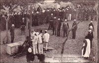 Une exécution capitale à Saint-Louis. – Il semblerait qu’il s’agisse du supplice de Birame Kandé, le 25 février 1899. Ce criminel de droit commun avait été condamné à la peine de mort par la Cour d’assise du Sénégal. Le journal de l’AOF, daté du 2 mars 1899, relate les faits en ces termes : « Condamné à mort il comptait que sa peine serait commuée comme l’avait été, depuis de longues années, les peines capitales prononcées par la Cour d’assises du Sénégal et, en dernier lieu celle des assassins de Jeandet et de Rabnel. Mais l’indulgence même a des limites, et la clémence présidentielle ne devait pas s’étendre sur Biram-Kandé. Samedi, dès 6 heure 30 du matin, les bois de justice étaient dressés sur la place de la Geôle entourée par une compagnie d’infanterie de marine et par un peloton de spahis. A 6 heures 45, Messieurs Kersaint-Gilly, Procureur de la République de Saint-Louis, Villeroy, Juge d’instruction, Minvielle, Greffier du Tribunal Civil, Moreau, Commissaire principal de police, pénétraient avec le régisseur de la prison dans la cellule du condamné qu’ils trouvaient éveillé, Monsieur le Procureur de la République lui apprenait le rejet de son pourvoi en cassation et de son recours en grâce et lui annonçait que l’heure de l’expiation avait sonnée pour lui. Biram-Kandé recevait cette nouvelle avec calme, et après un court entretien avec le Révérent Père Guérin, aumônier de la prison, il était remis aux exécuteurs qui procédaient rapidement à la dernière toilette. A 6 heures 55 il franchissait le seuil de la prison, ayant à ses côtés le Révérent Père Guérin et, entouré d’agents de police, il marchait d’un pas ferme vers la guillotine distante de quarante mètres à peine. Quelques minutes plus tard, tout était terminé, Biram-Kandé avait payé sa dette à la société ! Une foule qu’on peut évaluer à un millier de personnes assistait à l’exécution qui a produit sur la population une impression profonde. Il est permis d’espérer que ce grand exemple ne sera pas inutile et qu’il rassurera les commerçants établis dans nos escales en inspirant une crainte salutaire aux misérables, heureusement assez rares, qui ne craignent pas de jouer avec la vie humaine pour satisfaire leurs pires instincts ». La photographie des exécutions est interdite en 1909. La peine de mort est abolie en 1981 en France et en 2004 au Sénégal. Les dernières exécutions avaient eu lieu respectivement en 1977 et en 1967. - Cette photo, publiée en carte postale, fait partie du travail du célèbre photographe et éditeur dakarois Edmond Fortier (1862-1928). Il lui arrivait parfois, comme c’est le cas ici ou comme ce le fut lors de la visite du ministre des colonies dix ans plus tard en 1908, de couvrir l’actualité. On lui doit surtout une somme importante de clichés sur l’Afrique de l’Ouest en général et sur le Sénégal en particulier ; il a publié en tout 3300 clichés originaux. M. Fortier tenait boutique et vivait avec ses deux filles blondes et son boy Seydou Traoré, à l’angle de la rue Dagorne et du boulevard Pinet-Laprade, tout près du marché Kermel.