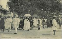 Dakar, allées Canard. - Henri Philibert Canard (1824-1894) était colonel de cavalerie. Il fut commandant de Gorée, puis gouverneur du Sénégal entre 1881 et 1883. – « On ne peut toucher à Gorée sans saluer en passant l’héroïque figure du commandant Canard, qui gouverne ce petit établissement. Depuis près de trente ans, le brave officier n’a pas quitté le Sénégal ; c’est l’incarnation, sur cette terre, de l’originalité et de la bravoure française. On ferait un volume avec ce qu’on nous a raconté de lui à Dakar. Le Sénégal a encore besoin pendant longtemps d’un homme d’action. Pourquoi ne l’enverrait-on pas à Saint-Louis ? c’est l’homme qui connaît le mieux le Sénégal, et on ne saurait trouver un plus digne successeur de Faidherbe » (1). « Dakar, juillet 1883. […] Ces jours derniers, le Colonel Canard, Gouverneur du Sénégal, vint inspecter Dakar et il honora la batterie d’une visite. Cette batterie est un fort situé à la pointe de Dakar. […] Donc, le colonel Canard s’en vint à la batterie, mais en vieux malin, au lieu de venir par l’entrée, comme tout le monde, il grimpa par le talus, de pente assez raide ; il était suivi par un capitaine d’artillerie, par notre capitaine, par son officier d’ordonnance et par ton serviteur. Ce qui suit est assez rabelaisien. Mais je n’y puis rien ; le colonel aperçut nombreuses, ce que les troupiers appellent des sentinelles (la batterie n’a pas de w.C.) et en fit la remarque au capitaine assez brutalement. Ce dernier très embêté insinua que les Noirs devaient être coupables, mais le colonel répondit : « Les Noirs ne se servent pas de papier », puis satisfait d’avoir démontré sa perspicacité, il acheva de grimper et l’incident n’eut pas de suites… » (2). La rue Canard, aussi appelée allées Canard, fut initialement baptisée, par le gouverneur Pinet-Laprade, rue d’Arlabosse, du nom d’un missionnaire, préfet apostolique du Sénégal de 1845 à 1848. Elle devint rue Canard en 1888, avant de changer à nouveau de nom en 1979, pour s’appeler aujourd’hui allées Robert Delmas, du nom d’un grand conseiller d’A.O.F. devenu député du Sénégal de 1968 à 1969. Sources : (1) Jacolliot, Louis, Voyage aux rives du Niger, Paris, C. Marpon et E. Flammarion, 1879. (2) Correspondance d’Albert Nebout (1862-1940), rassemblée et publiée dans Nebout, Albert, Passions Africaines, Genève, Editions Eboris, 1995. ¬
