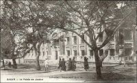 Dakar, le Palais de Justice. – Construit en 1906, l’édifice, situé sur la place de l’Indépendance (alors Place Protet), devait conserver ces fonctions judiciaires jusqu’en 1959.Tandis que les audiences étaient transférées dans un nouveau palais de justice – d’architecture moderne, construit sur l’emplacement de l’hippodrome entre la Pointe Bernard, le Cap Manuel et l’institut Pasteur –, le bâtiment devint le siège de l’assemblée nationale, puis, plus tard, le ministère des Affaires étrangères et des Sénégalais de l’extérieur.