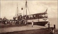 Saint-Louis-du-Sénégal, départ du courrier fluvial. - Longtemps, le moyen le plus direct pour joindre l’intérieur du Sénégal et le Soudan, depuis l’extérieur du continent, resta la voie fluviale sur le fleuve Sénégal, de Saint-Louis jusqu’à Kayes. Au-delà, courrier, marchandises et voyageurs devaient emprunter les pistes soudanaises jusqu’au fleuve Niger et à nouveau la voie fluviale jusqu’au grands centres du Soudan. A compter de 1904, le chemin de fer entre Kayes et Bamako (et le port de Koulikoro pour le trafic fluvial sur le Niger) vint grandement améliorer la partie terrestre du trajet. En 1924, la mise en service du tronçon ferroviaire entre Thiès et Kayes, mettant Bamako à moins de deux jours de train du port de Dakar, scella le déclin de la navigation commerciale sur le fleuve Sénégal. Le port de Saint-Louis avait quant à lui commencé à péricliter à mesure que se développait celui de Dakar, la ville étant devenue capitale de l’AOF en 1902.