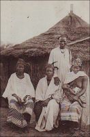 Traitant et ses femmes (dans le Saloum). - Ce commerçant à la famille  prospère symbolise bien le statut particulier de sa fonction dans l’agriculture d’alors : celle d’intermédiaire, de prêteur, de marchand. Ainsi, les traitants achetaient aux paysans la partie non vivrière de leurs récoltes (généralement de l’arachide ou du karité au Sénégal), pourvoyaient à leurs besoins par des prêts en période de soudure, et leur vendaient tous produits manufacturés tels que vêtements et ustensiles. Les traitants, qui venaient souvent de Saint-Louis, sont devenus l’échelon local de comptoirs tenus par des colons ou par des commerçants syro-libanais.