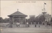 Place de Saint-Louis. – « Elle est du reste fort intéressante cette ville de Saint-Louis, Ndar, de son nom ouolof, bâtie dans le delta du Sénégal, sur une île ovale de plus de deux kilomètres de longueur. Ils aimaient surtout, le soir, vers quatre ou cinq heures, à faire un tour dans le centre de l’île, sur la belle place où se dresse la statue de Faidherbe, devant l’ancien palais du Gouverneur général, au milieu du quartier crétian (chrétien) aux rues larges, aux maisons propres et bien bâties. A cette heure-là, ils pouvaient jouir du coup d’œil pittoresque que forment les allées et venues des promeneurs, officiers, fonctionnaires ou colons, et les belles « signares » étalant la splendeur de leurs brillants atours » (1) – L’auteur évoque, dans ce texte publié en 1910, « l’ancien palais du Gouverneur général », en effet Saint-Louis, qui était la capitale du gouvernement général de l’AOF depuis la création de cette entité en 1895, a été dépossédée de sa place prépondérante au profit de Dakar en 1902. Par le passé, entre 1779 et 1809 quand elle fut prise par les Anglais, la ville avait abrité quatre gouverneurs successifs chargés des établissements français - « au nom du roi » pour les premiers -, parmi lesquels le fameux Chevalier de Boufflers dont l’histoire inspira le film Les Caprices d’un fleuve. Après 1816, Saint-Louis redevint la capitale du Sénégal, abritant le « Commandant et Administrateur pour le Roi du Sénégal et Dépendances ». En 1840, le titre du dépositaire du pouvoir avait changé pour devenir « Gouverneur du Sénégal et Dépendance » (2). Sources : (1) Decourt, Dr Ferdinand, La famille Kerdalec au Soudan, Paris, Ed. LibrairieVuibert, 1910. (2) Brigaud, Félix, Vast, Jean, Saint-Louis du Sénégal, Dakar, Ed. Clairafrique, 1987.