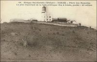 Dakar, Phare des Mamelles, le plus important de la Côte d’Afrique (feu à éclats, portée : 26 milles). – Achevé en 1864, au bout de la presqu’île du Cap-vert  sur la pointe la plus occidentale du continent africain, le phare des Mamelles est équipé d’une lampe à pétrole. Son éclat blanc perce la nuit d’un toutes les cinq secondes, grâce à un système de balanciers faisant tourner la lentille. Il reste longtemps le plus puissant d’Afrique, portant à 53 km, avant d’être surpassé par le phare du Cap, en Afrique du Sud, visible à 63 km. Il est aujourd’hui équipé d’une lampe électrique de 1000 watts, mais l’allumage reste manuel, et un gardien chargé de cette tâche quotidienne occupe avec sa famille le logement situé au pied de la tour.