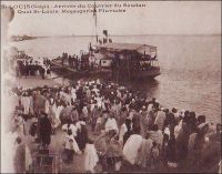 Saint-Louis, arrivée du courrier du Soudan. Quais St-Louis. Messageries fluviales. - Longtemps, le moyen le plus direct pour joindre le Soudan occidental depuis l’extérieur du continent, resta la voie fluviale sur le fleuve Sénégal, depuis Saint-Louis jusqu’à Kayes. Au-delà, courrier, marchandises et voyageurs devaient emprunter les pistes soudanaises jusqu’au fleuve Niger et à nouveau la voie fluviale jusqu’au grands centres du Soudan. A compter de 1904, le chemin de fer entre Kayes et Bamako (et le port de Koulikoro pour le trafic fluvial) vint grandement améliorer la partie terrestre du trajet. En 1924, la mise en service du tronçon ferroviaire entre Thiès et Kayes, mettant Bamako à moins de deux jours de train du port de Dakar, scella le déclin de la navigation commerciale sur le fleuve Sénégal.