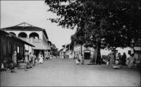 Thiès, la rue principale. - Thiès est le chef lieu du cercle du même nom, lequel compte, en 1948, une population de 2797 Européens et 272 692 Africains, dont 144 330 Ouoloffs, 91 754 Sérères et 12 369 Peuhls, pour une densité de 40,5 hab/km². La ville elle-même compte 24 783 Africains, 1350 Européens et 624 étrangers. Par comparaison, le recensement mené pour la ville de Dakar au début de cette même année 1948, dénombre 192 567 habitants, dont 167 055 non européens (troupes comprises), 16 112 Français, 500 étrangers (non compris les Libano-Syriens), 400 Français métis, 4500 Libano-Syriens et 4000 ressortissants étrangers non européens (principalement Portugais). Source : Guid’AOF, édition 1948.