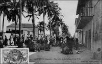 Saint-Louis, une halte de Goumiers à Guet N’Dar. – L’origine du nom de ce quartier de Saint Louis, situé sur la langue de Barbarie entre le petit bras du fleuve et l’océan, fait débat. Pour certains, ce serait un dérivé de guetti, qui signifie « aller à la pêche » ; l’habileté de ses habitants pour cette activité est reconnue de longue date. D’autres soutiennent qu’il s’agit d’une déformation du mot gueth, la mer, expliquée par la proximité immédiate de l’élément marin. D’autres encore rapportent ce nom à la présence au sommet de la dune, depuis le XVIIIème siècle, d’une batterie de défense chargée de faire le guet. Enfin, l’explication la plus répandue chez les Guet-N’Dariens, est fondée sur le mot guet en wolof, qui signifie «  parc à bestiaux » ; les Maures laissaient en effet autrefois leurs chameaux et leurs ânes en ce lieu. Le quartier, où vivaient et travaillaient dès la moitié du XIXème siècle les grandes familles de commerçants métis comme les Devès, les Carpot ou les Guillabert, abrite de nos jours essentiellement des pêcheurs. Le cliché semble avoir été pris dans l’avenue Dodds. Les Goumiers, soldats berbères marocains de l’armée française, appartiennent au Groupement de tabors marocains fondé en 1908 et dissous en 1956. Ils étaient vraisemblablement stationnés à la caserne, construite à l’origine pour les tirailleurs sénégalais en 1857, située un peu plus loin sur la route militaire Faidherbe qui suit l’allée de Cocotiers, laquelle prolonge l’avenue Dodds. Plus loin, à une quinzaine de kilomètres au nord, la Tour de N’Diago, constitue la défense la plus avancée contre d’éventuelles attaques des Maures.