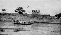 Saldé, chaland passant devant l’ancien fort. – « On débarqua à Saldé, poste militaire [colonne contre Abdoul Boubakar en 1883]. Il y a là une grosse tour carrée, assez semblable à un donjon du Moyen-Age, et construite par Faidherbe. Elle est absolument imprenable par les indigènes. Le rez-de-chaussée, où il n’y qu’une citerne et des approvisionnements, n’ouvre sur l’extérieur qu’au moyen de meurtrières. Un escalier extérieur, éloigné de deux mètres de la tour, permet, par un pont-levis, de pénétrer dans l’intérieur, au 1er étage. Quand le pont-levis est levé, le donjon est isolé. Il existe quelques fenêtres fermées par des volets de fer. La plate-forme, armée de deux canons, est crénelée ». Source : Correspondance d’Albert Nebout (1862-1940), rassemblée et publiée dans Nebout, Albert, Passions Africaines, Genève, Editions Eboris, 1995.