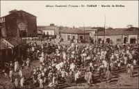 Dakar, Marché de Médina. – Carte postale expédiée en 1933. Le cinéma Sandaga, que l’on voit sur cette carte, détruit depuis, était situé aux abords du fameux marché du même nom. Cet établissement figurait dans la liste des cinémas de Dakar, publiée en 1948 par le Guid’AOF, comme Cinéma Médiana, aux côtés du Vox (37 ave Maginot), de l’Alhambra et du Pax.