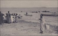 Pêcheurs près de Dakar. – La photo semble avoir été prise à l'Anse Bernard, on aperçoit l’île de Gorée à l’arrière plan. A l’époque coloniale, la pêche, activité artisanale spécifiquement indigène, n’est pas prise en compte par la principale instance de représentation des acteurs économiques qu’est la Chambre de commerce, d’agriculture et d’industrie (CCAI) de Dakar. Héritage de la Chambre de commerce de Gorée, qui avait été crée en même temps que celle de Saint-Louis en 1869, elle a été transférée à Dakar devenue capitale de l’AOF. Elle gère les activités portuaires et de pesage à Dakar, Rufisque et M’Bour, et possède pour ce faire une flottille de remorqueurs et chalands. La pêche piroguière sénégalaise a connu une forte expansion depuis cette époque. Ainsi, le nombre d’embarcations a été multiplié par cinq au cours des cinquante dernières années, et les prises de poisson continuent encore actuellement de croître, atteignant 361 000 tonnes en 2007. Le secteur emploie aujourd’hui, directement ou indirectement, 15 % de la population active du Sénégal.